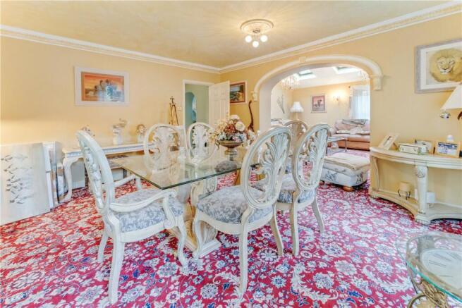 5 bed Detached for sale Image 7
