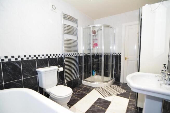 LUXURIOUS HOUSE BATH