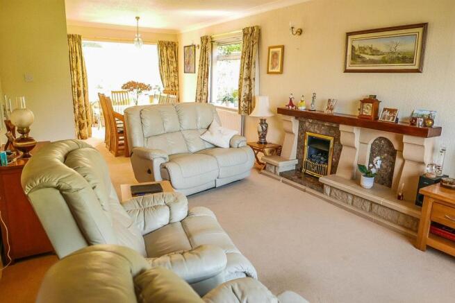 LOUNGE/DINING ROOM