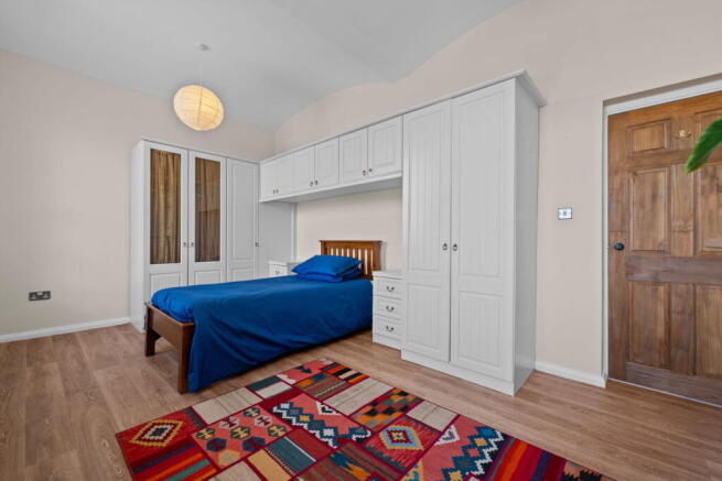3 bed Flat for sale Image 9