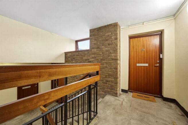 03-69_ST_COLUMBA_DRIVE_KIRKINTILLOCH_003.jpg