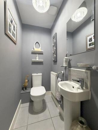 5 bed Detached for sale Image 9