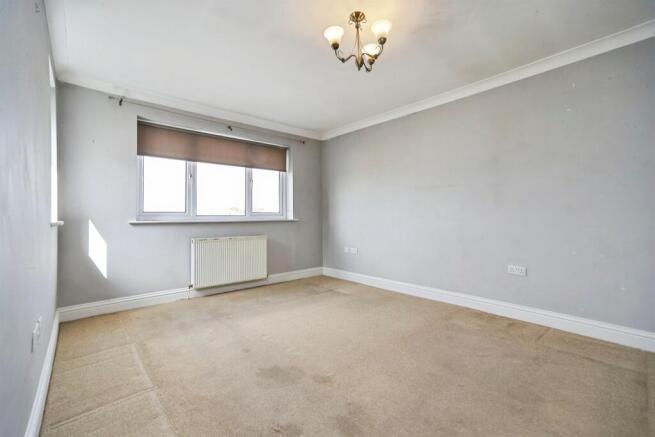 5 bed Detached for sale Image 7