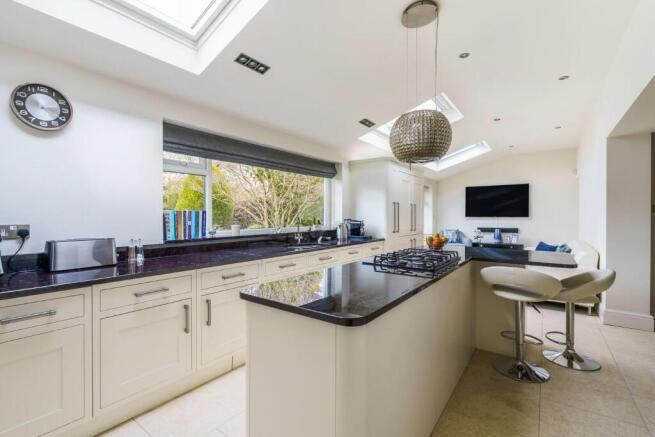 5 bed Detached for sale Image 4