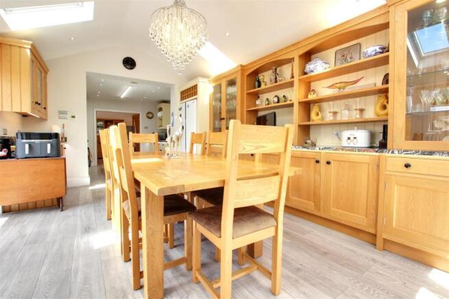5 bed Detached for sale Image 5