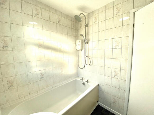 2 bed Terraced to rent Image 5