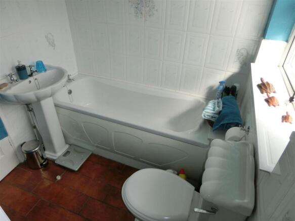 Stroud Road 185 Bathroom.jpg