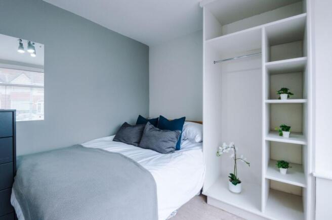 41TR - Bedroom