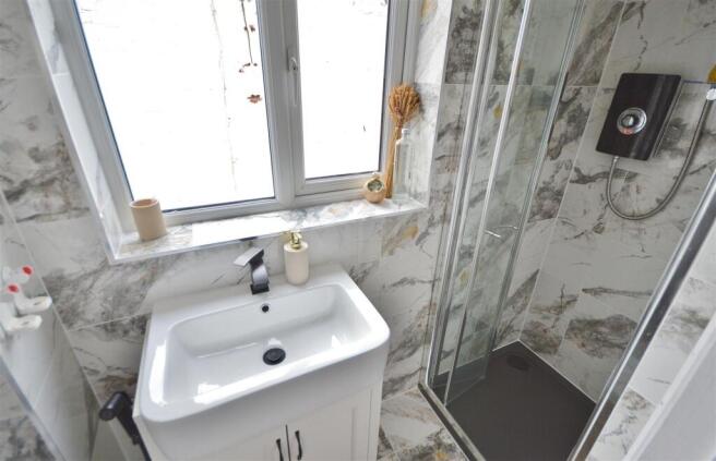 EN-SUITE SHOWER ROOM