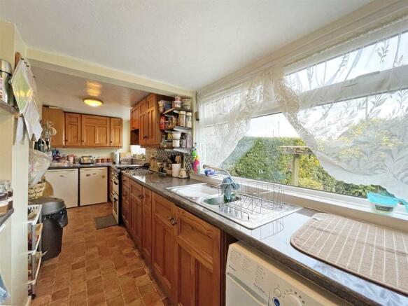 Barne Road 4a - Kitchen.jpg
