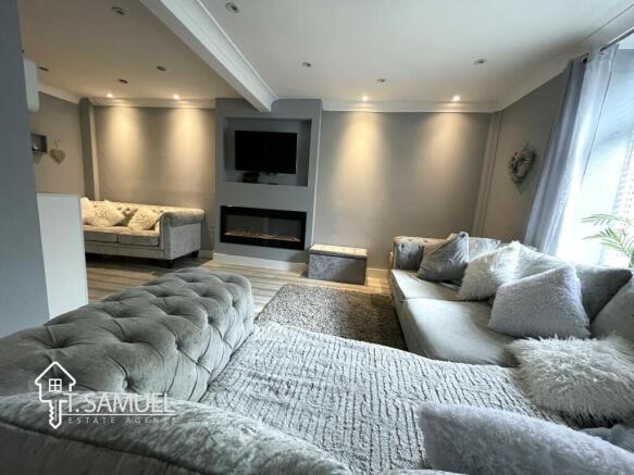 Living roomC.JPG
