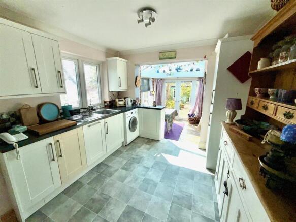Kitchen 2.jpg