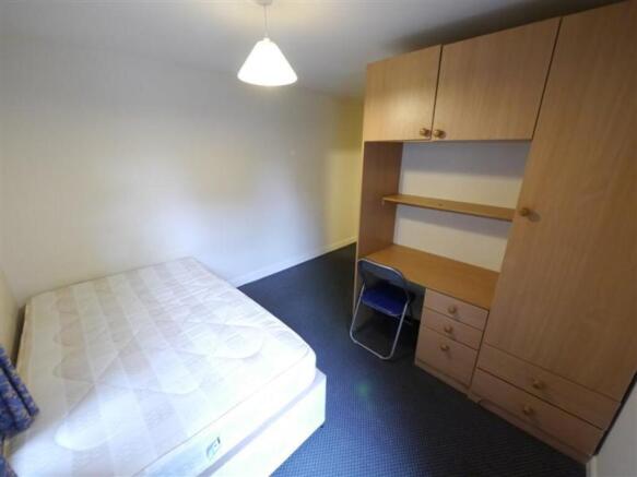 4 bed Apartment to rent Image 11