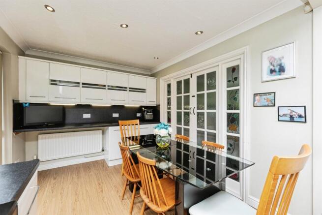 4 bed Detached for sale Image 7