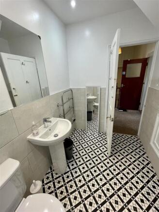 Bathroom b.JPEG