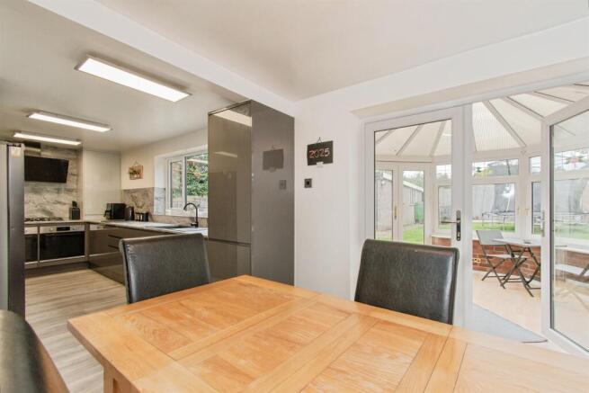 Hillcrest Close, CASTLEFORD photo 4