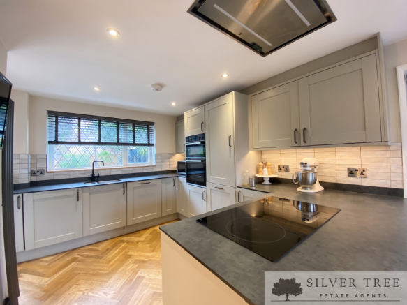 4 bed Detached for sale Image 4