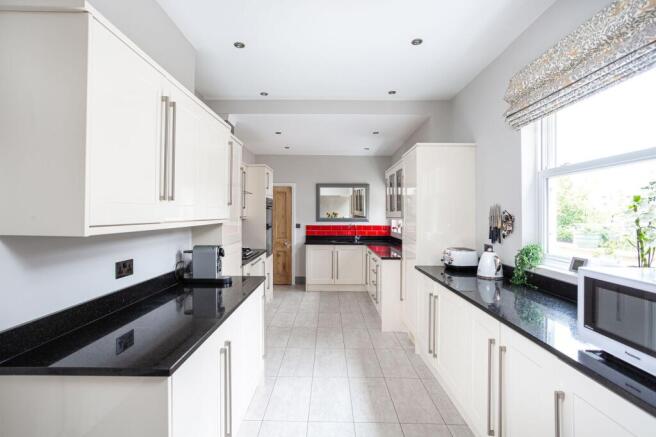 4 bed Town House for sale Image 8