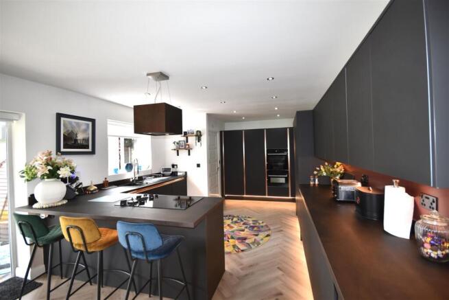 5 bed Detached for sale Image 5
