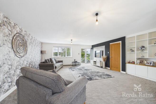 5 bed Detached for sale Image 11