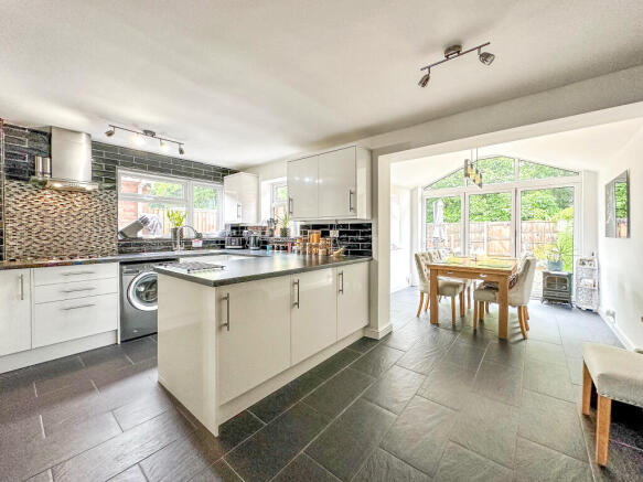Kitchen & Dining Area