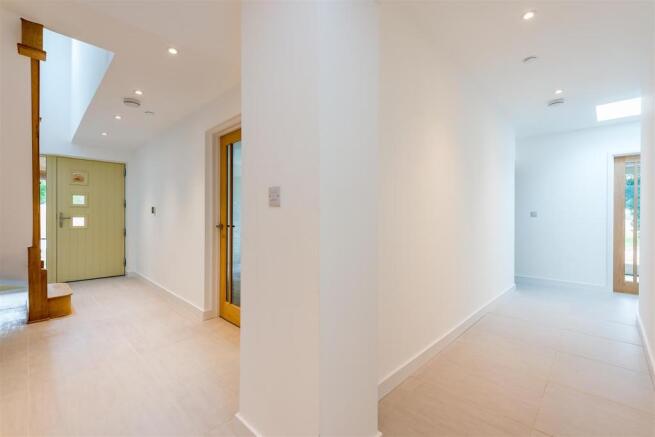 8313405-interior16.jpg
