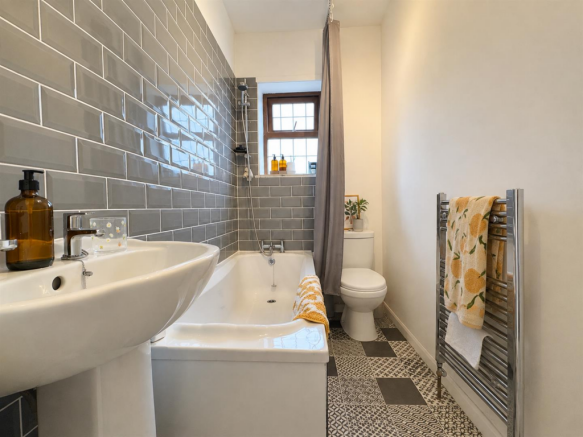 2 bed Terraced to rent Image 4