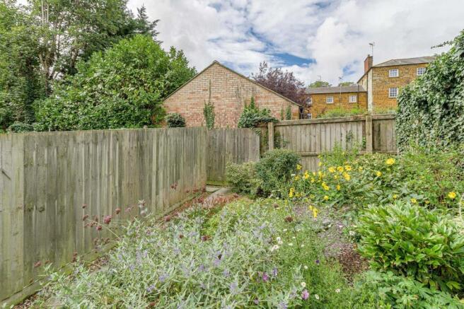 Garden to rear of garage (3).jpg