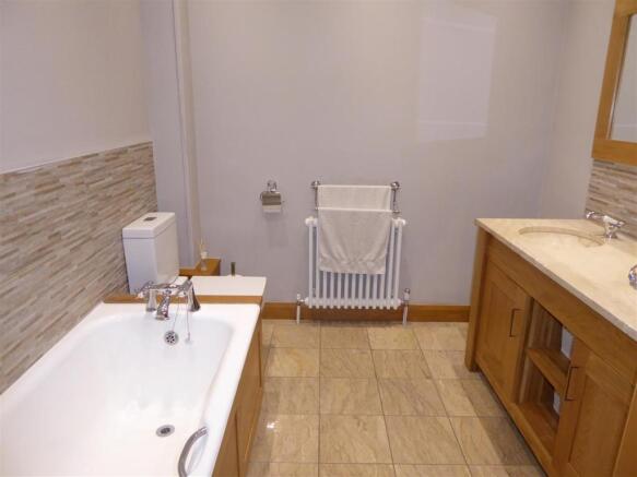 GROUND FLOOR BATHROOM/WC