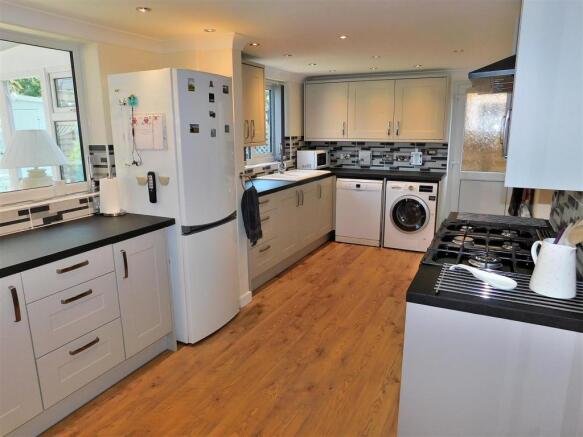 KITCHEN 1.JPG