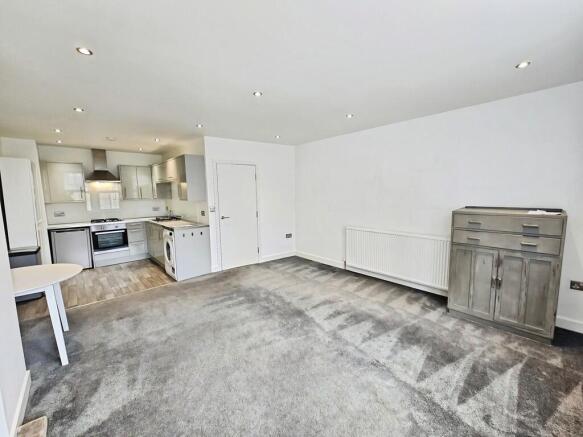 2 bed Apartment to rent Image 4