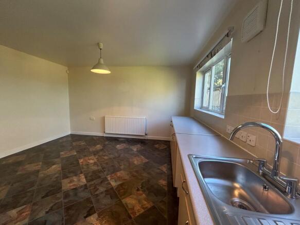3 bed Semi-Detached to rent Image 6