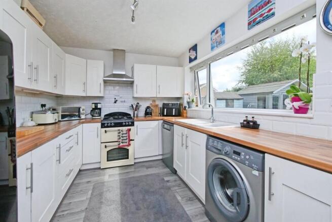 5 bed Detached for sale Image 7