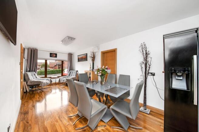 OPEN-PLAN DINING KITCHEN AND FAMILY ROOM