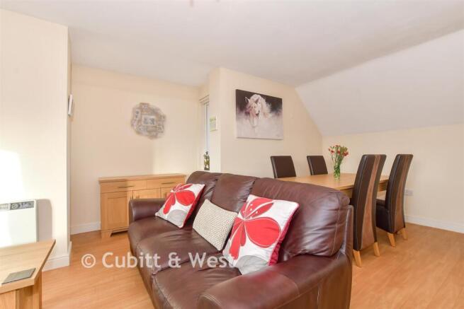 Lounge/Dining Area