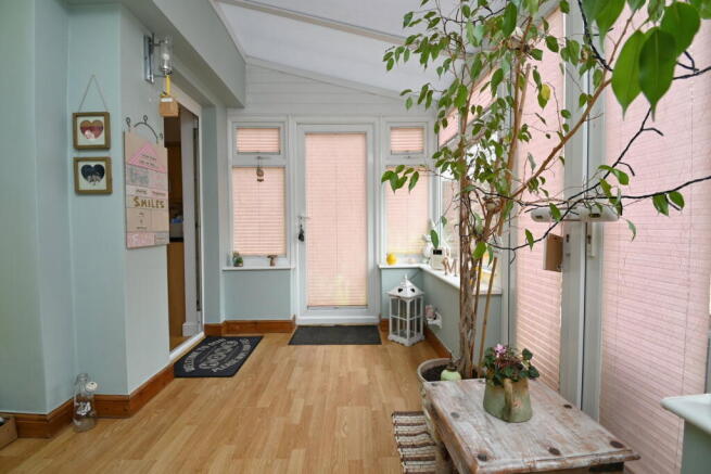 4 bed Semi-Detached for sale Image 9