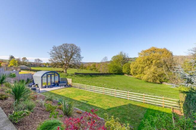 5 bed Detached for sale Image 9