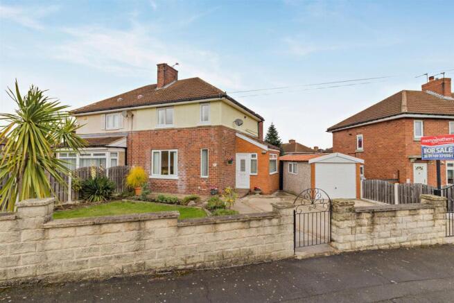 3-bed semi-detached on Stevenson Drive, Rotherham, £165,000