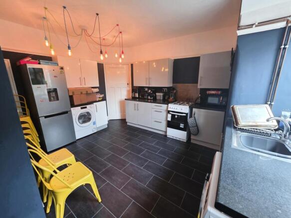 2 bed Flat to rent Image 3