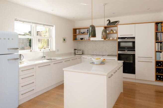 5 bed House for sale Image 5