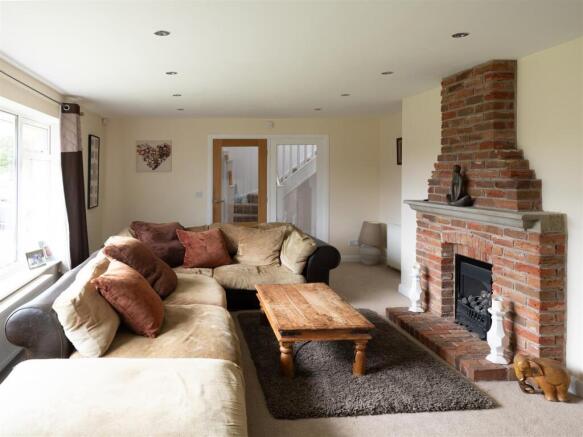 5 bed Detached for sale Image 11