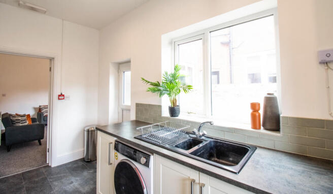 5 bed Terraced to rent Image 4