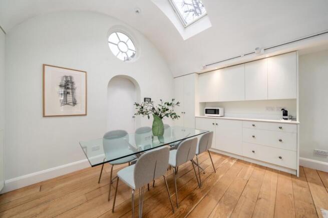 SHORT LET - 3 Bedroom house in St. Petersburgh Mew