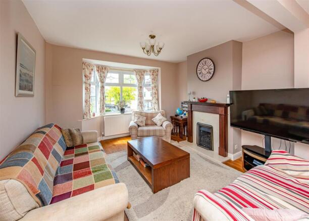 30 Goldthorn Avenue-living2.jpg