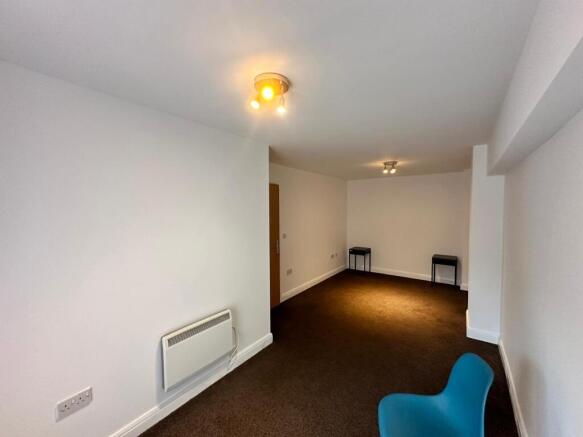 3 bed Flat to rent Image 8