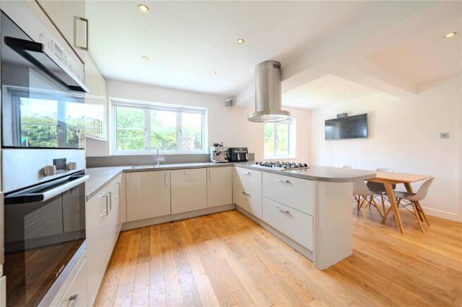 4 bed Detached for sale Image 11