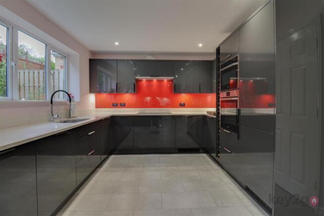 5 bed Detached for sale Image 12