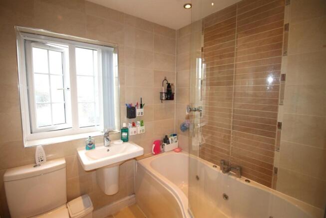 4 bed Detached to rent Image 11