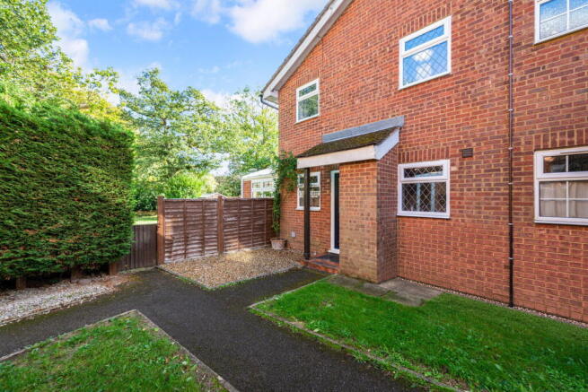 1-bed terraced on Holland Crescent, Oxted, RH8 9NL, £285,000