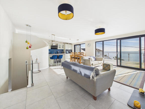 CAM05627G0-PR0036-STILL026